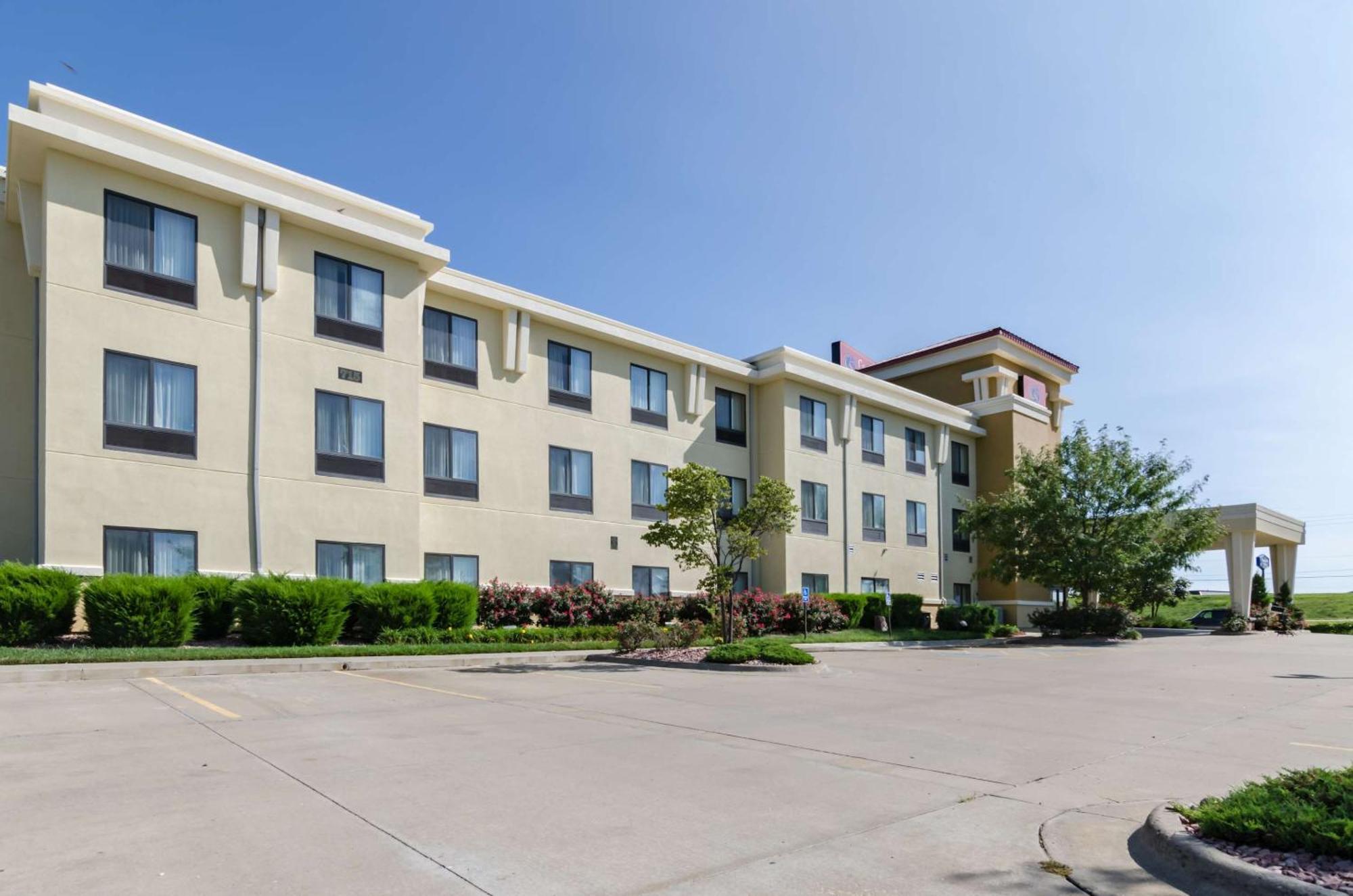 Comfort Suites Salina South Exterior photo