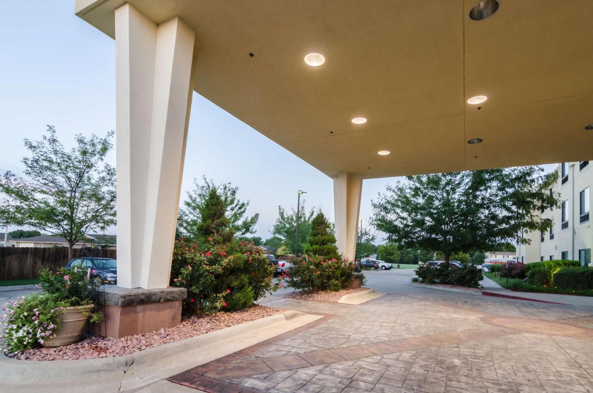 Comfort Suites Salina South Exterior photo
